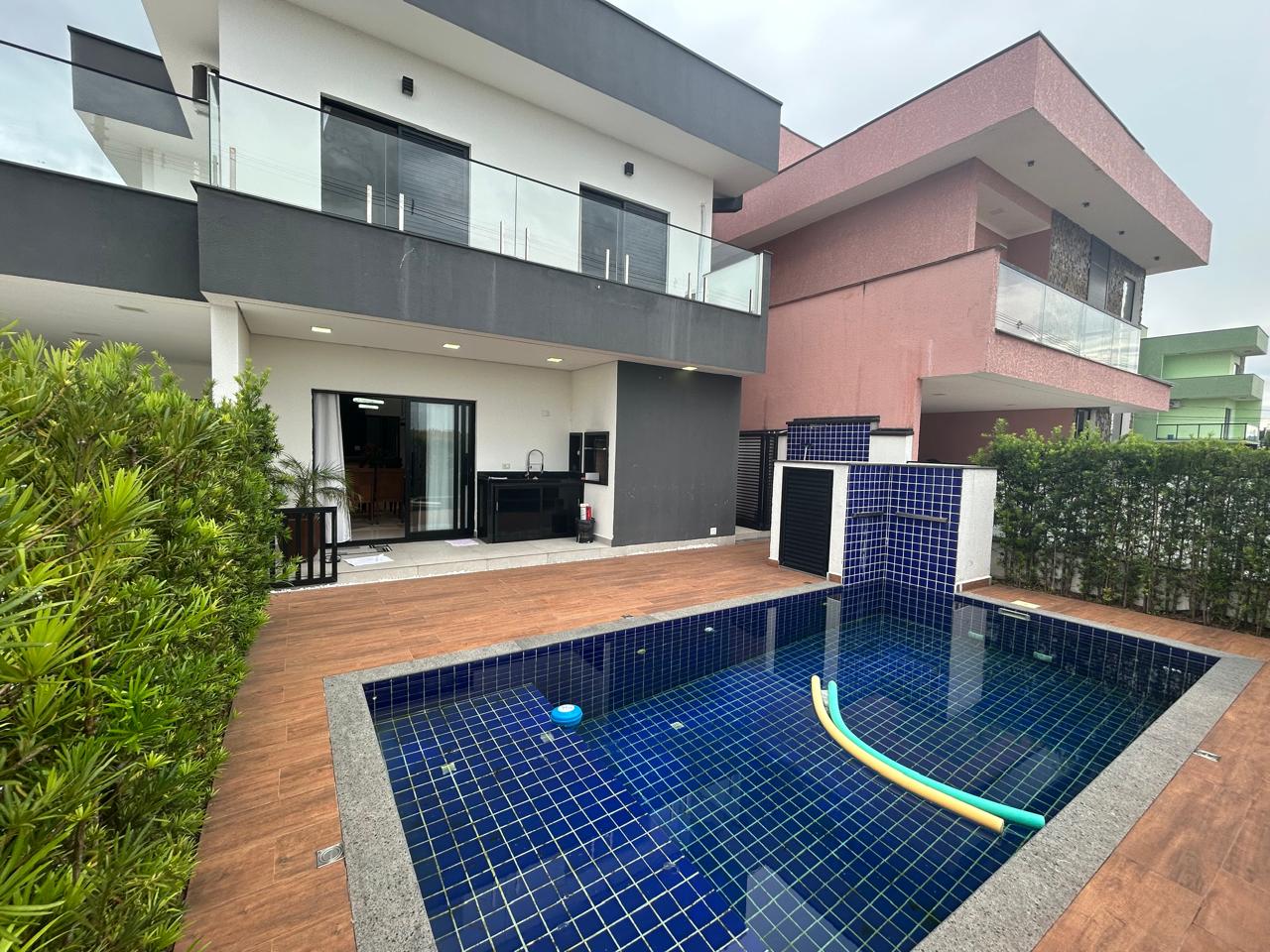 CAS261316 Sobrado no Condomínio Flora Rica Peruíbe com 4 suítes e piscina