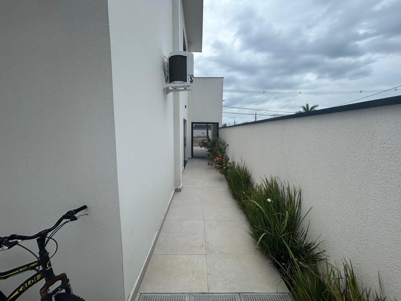 CAS261316 Sobrado no Condomínio Flora Rica Peruíbe com 4 suítes e piscina