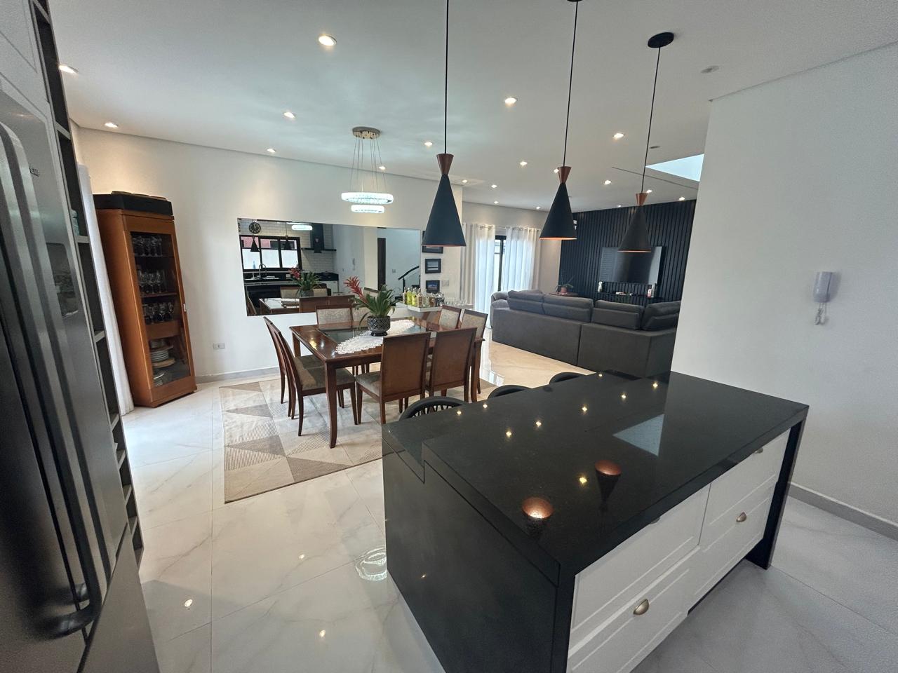 CAS261316 Sobrado no Condomínio Flora Rica Peruíbe com 4 suítes e piscina