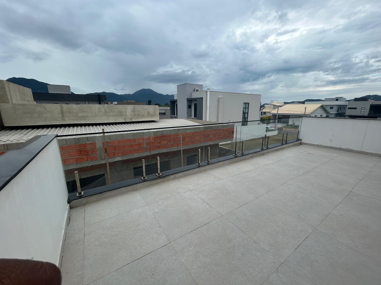 CAS261316 Sobrado no Condomínio Flora Rica Peruíbe com 4 suítes e piscina