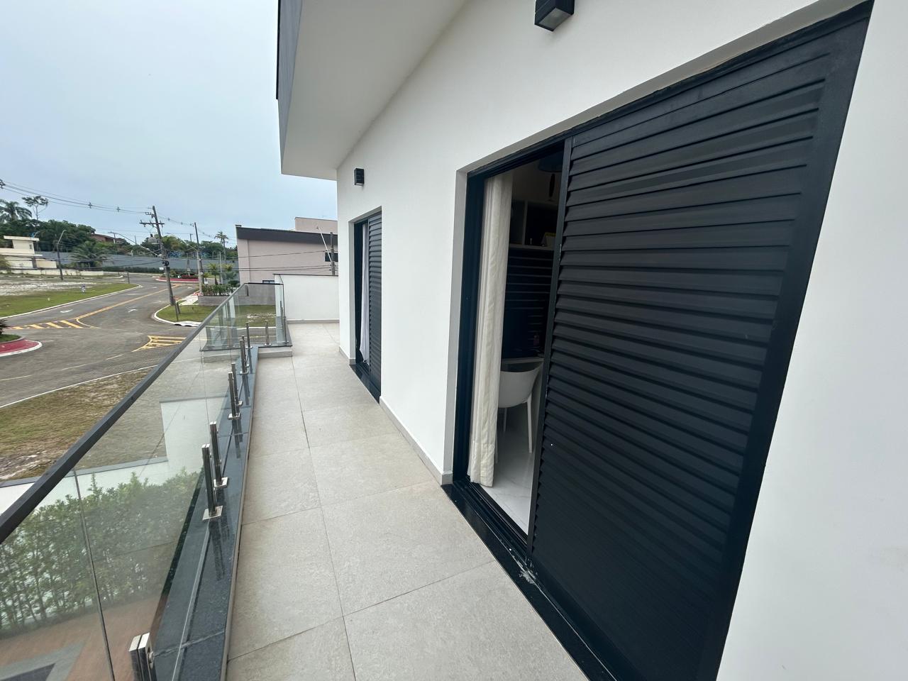 CAS261316 Sobrado no Condomínio Flora Rica Peruíbe com 4 suítes e piscina