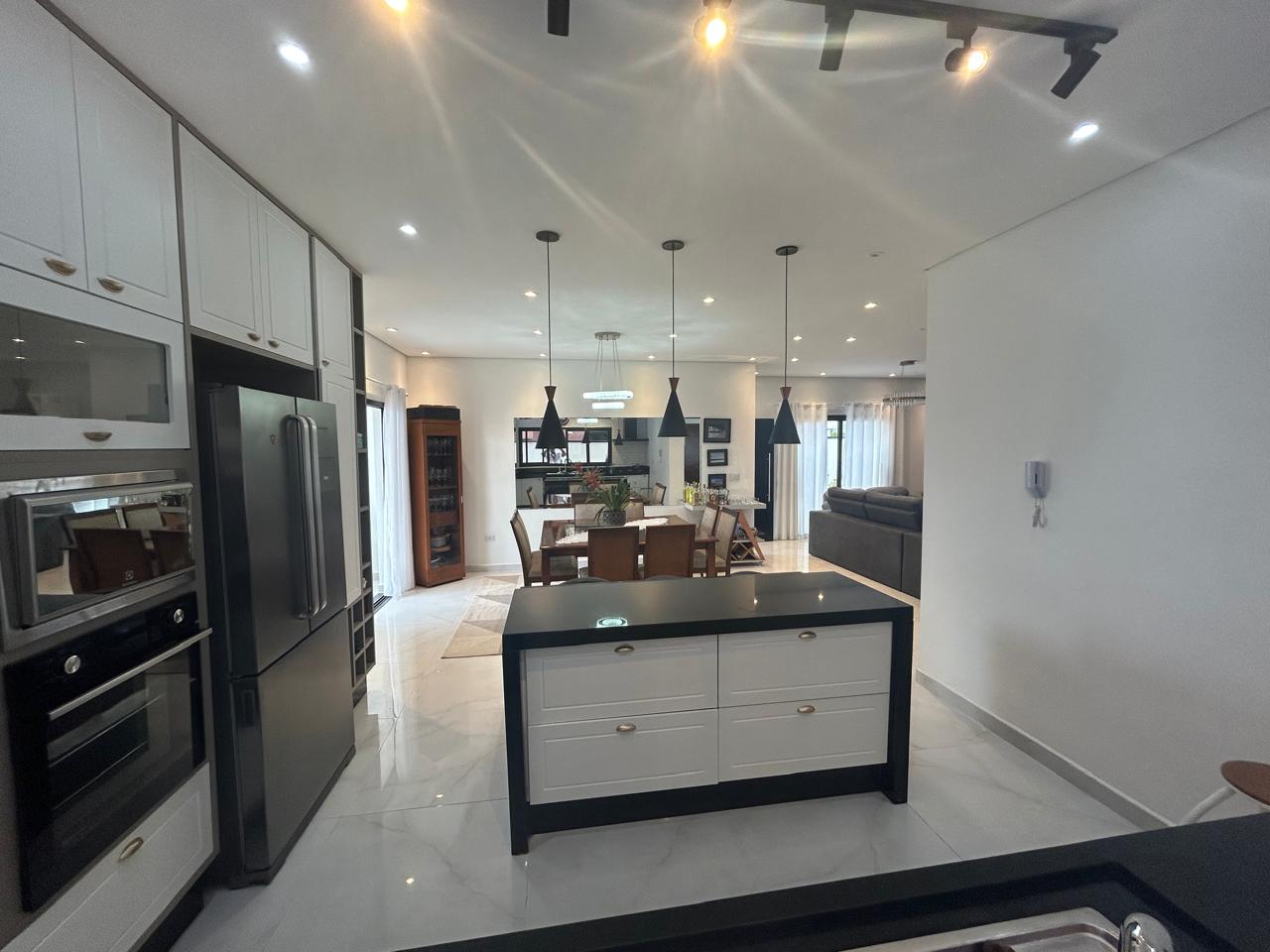 CAS261316 Sobrado no Condomínio Flora Rica Peruíbe com 4 suítes e piscina