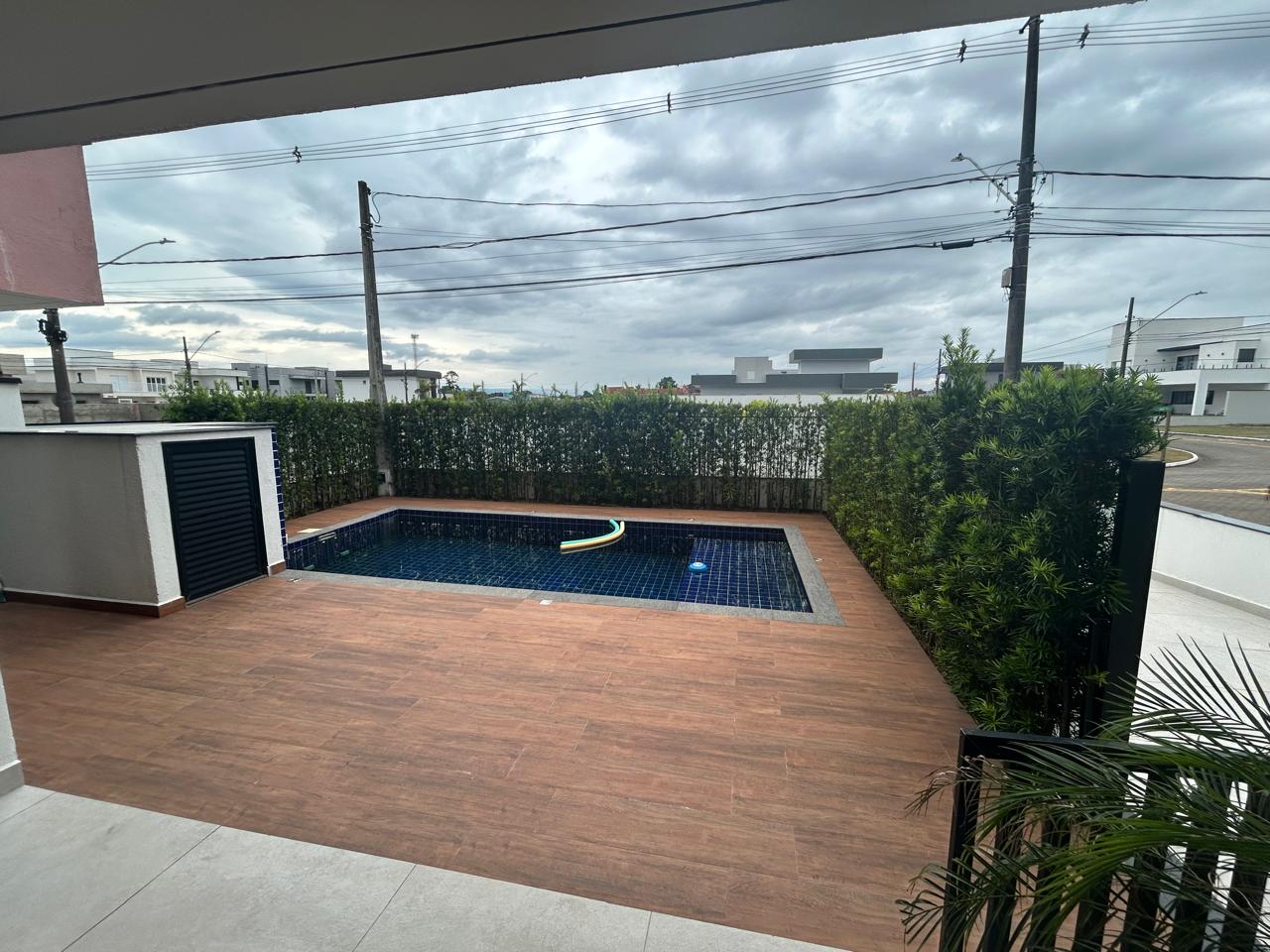 CAS261316 Sobrado no Condomínio Flora Rica Peruíbe com 4 suítes e piscina