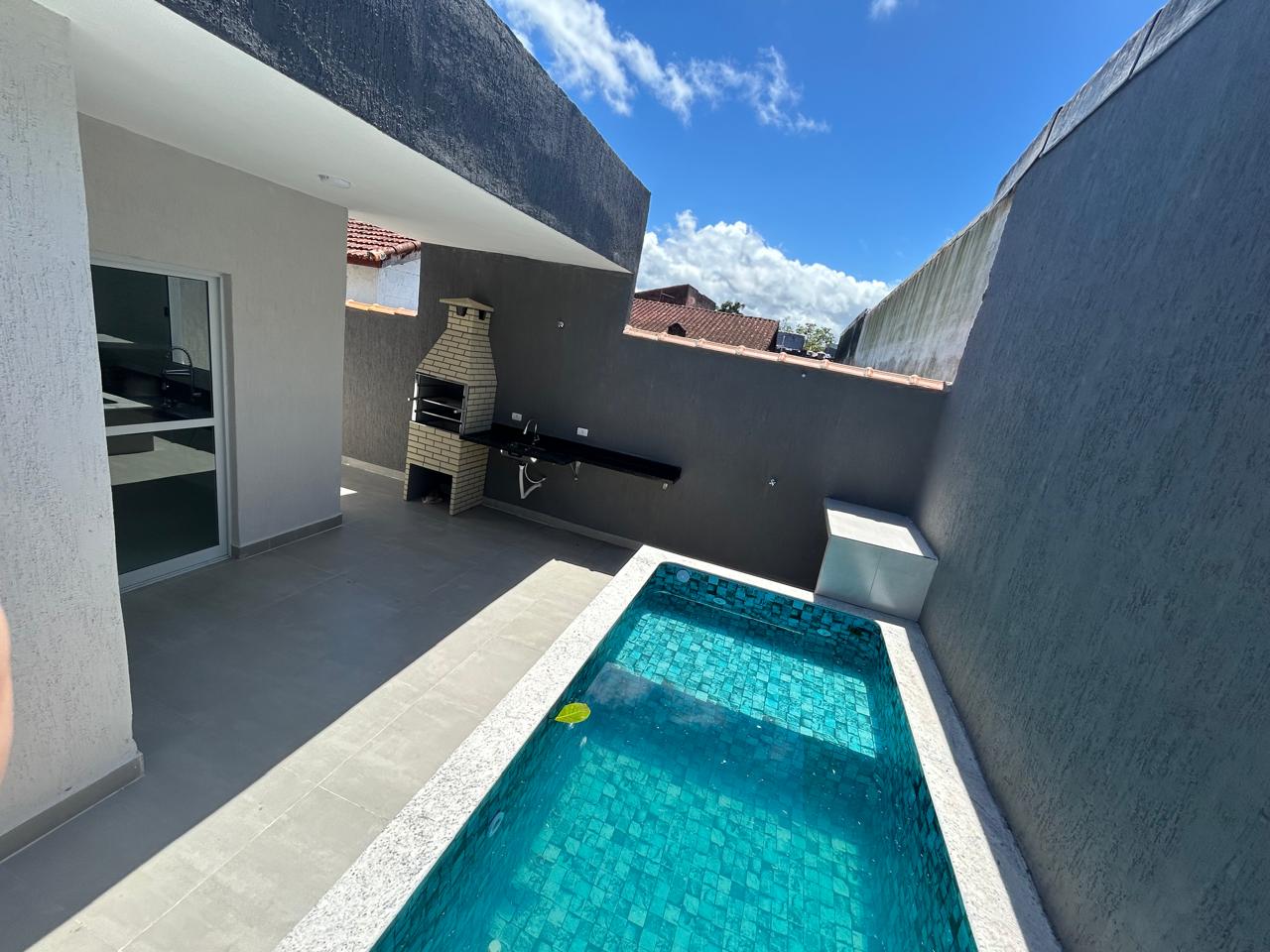 CAS261331 Casa moderna em Itanhaém com piscina e porcelanato a 500m da praia