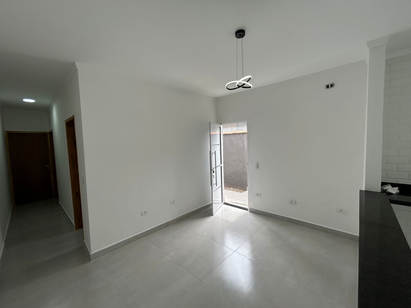 CAS261331 Casa moderna em Itanhaém com piscina e porcelanato a 500m da praia