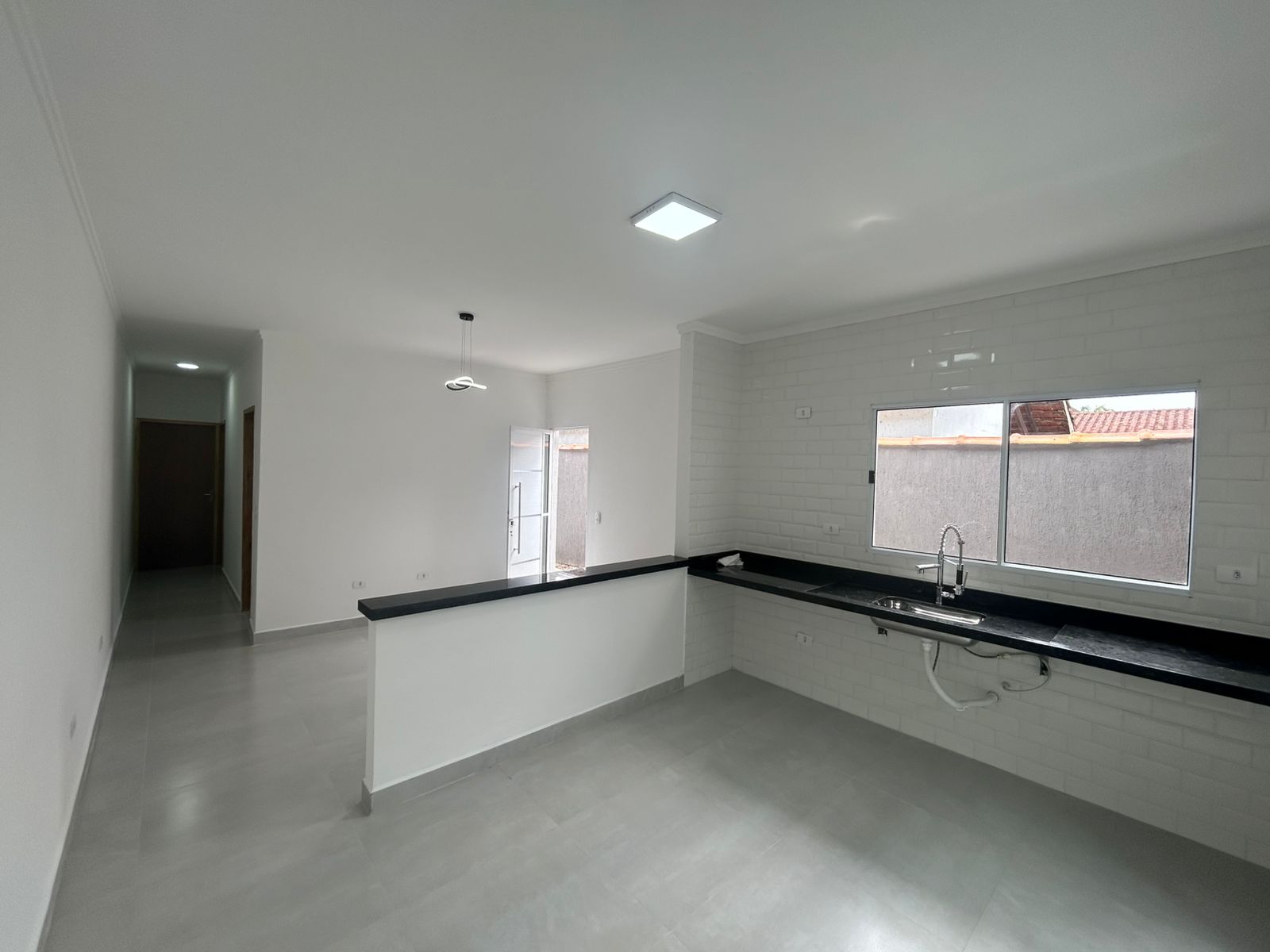 CAS261331 Casa moderna em Itanhaém com piscina e porcelanato a 500m da praia