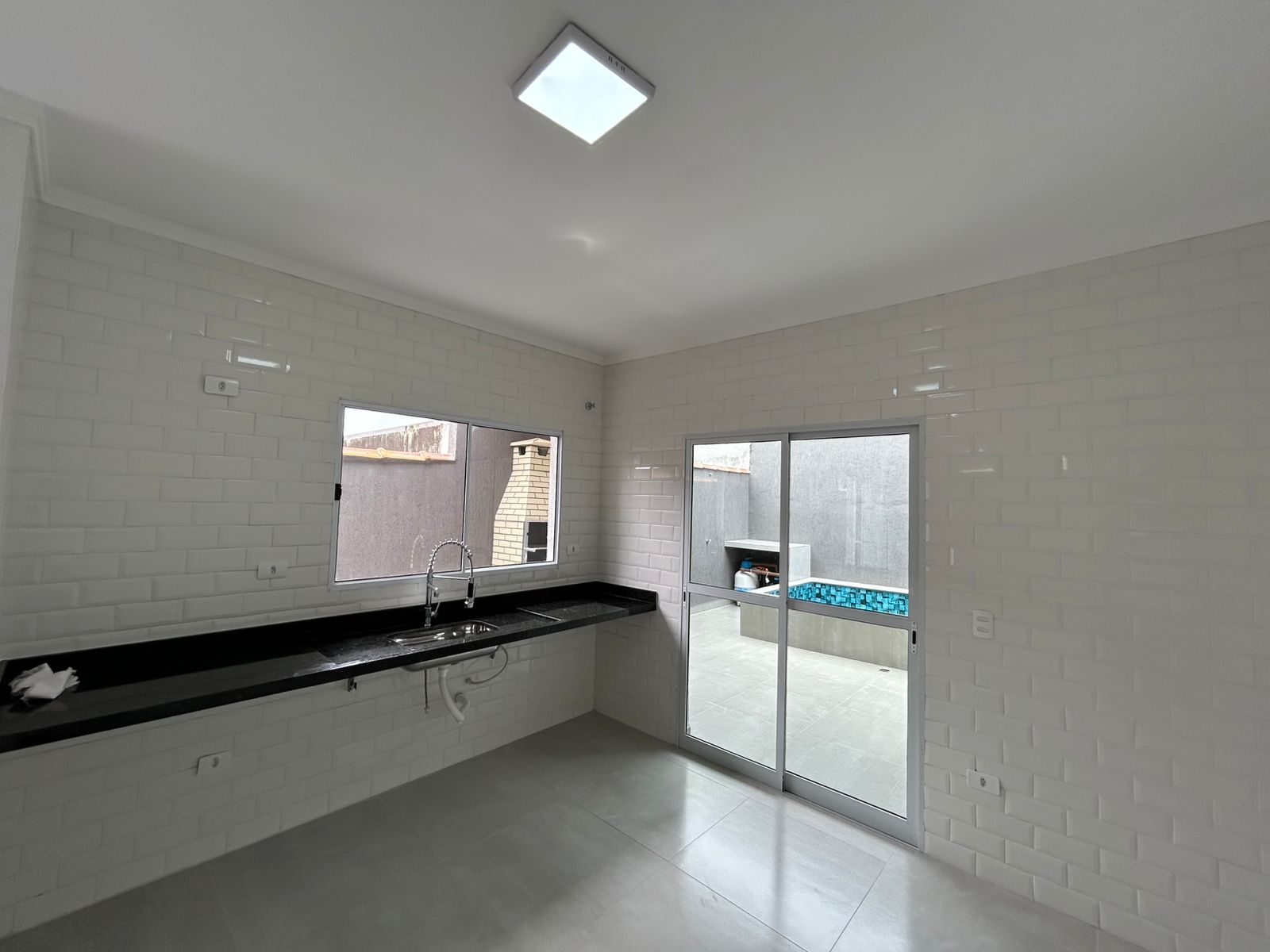 CAS261331 Casa moderna em Itanhaém com piscina e porcelanato a 500m da praia