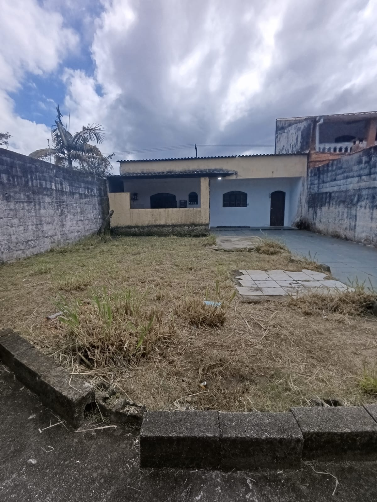 Casa em Itanhaém com 4 dormitórios e terreno duplo com entrada por duas ruas!
