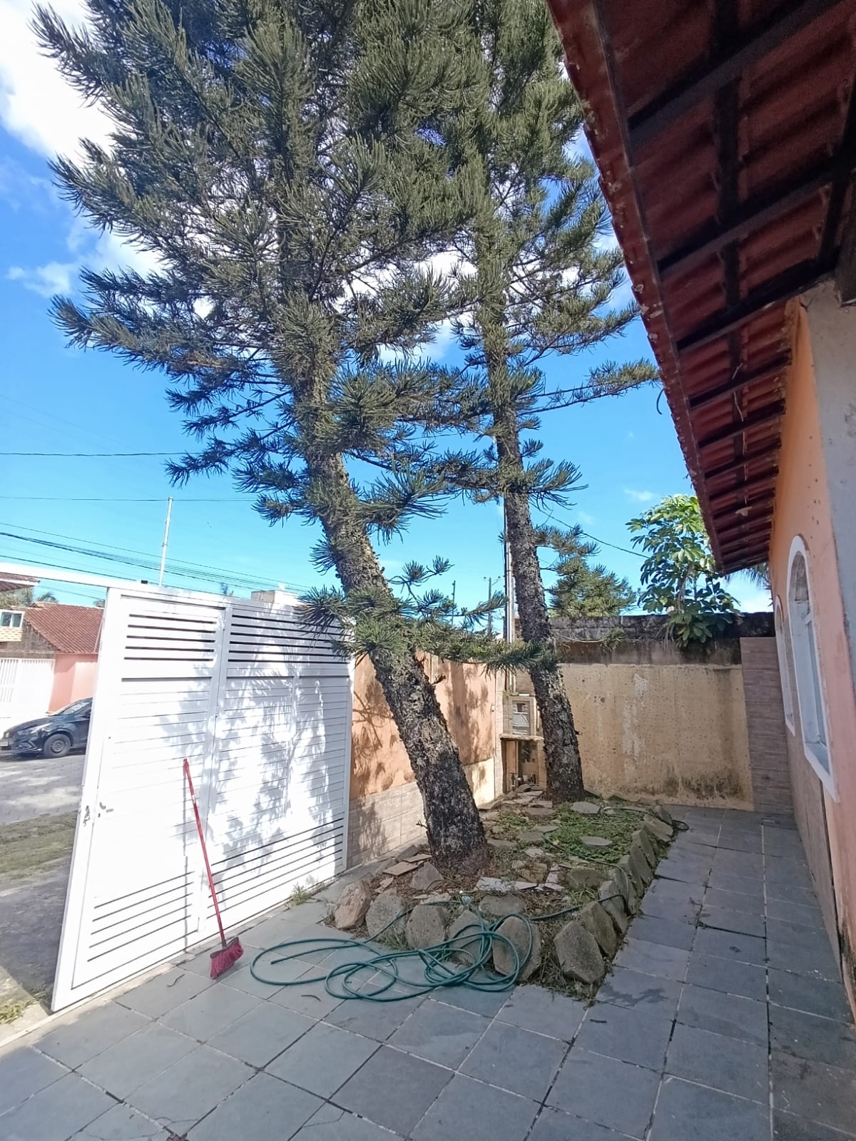 Casa em Itanhaém com 4 dormitórios e terreno duplo com entrada por duas ruas!
