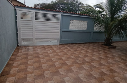 CAS261336 Duas Casas a 100m da Praia em Itanhaém – Ideal para Investimento e Renda Extra!