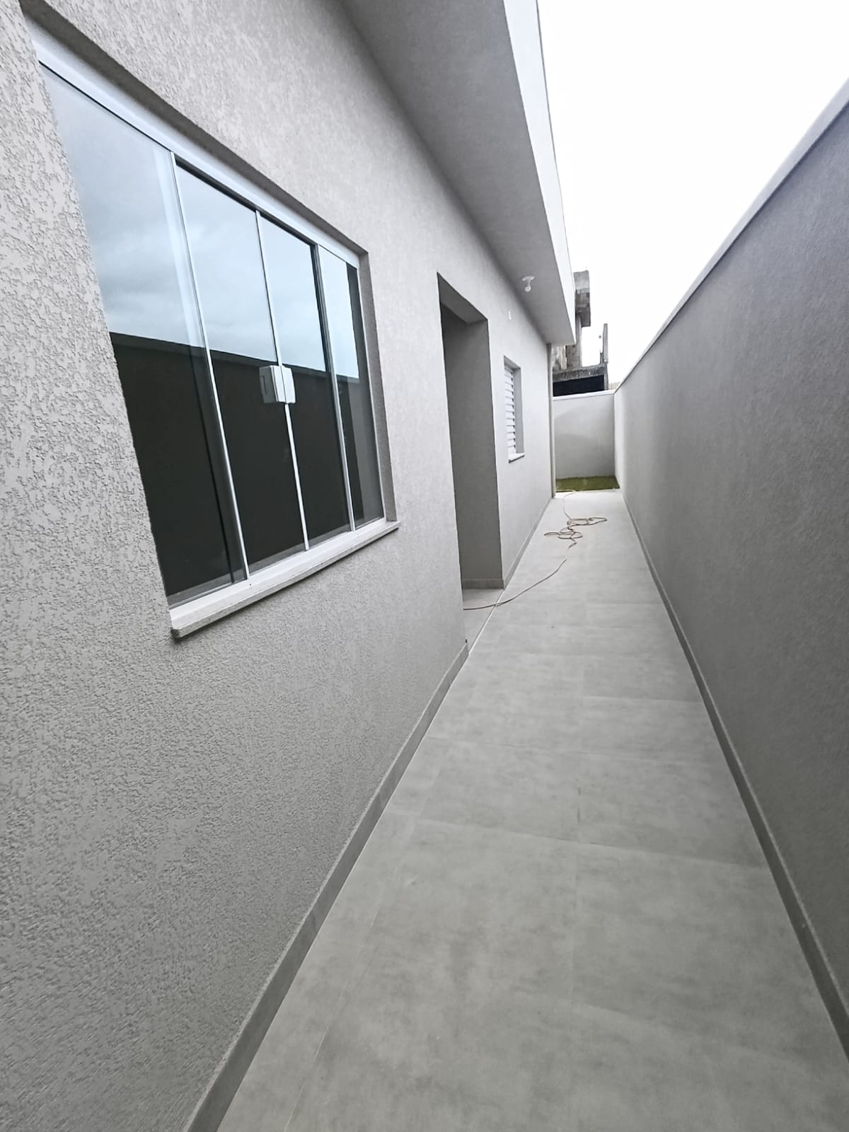 CAS261337 Casa assobradada em Itanhaém de esquina com 03 dormitórios e área gourmet