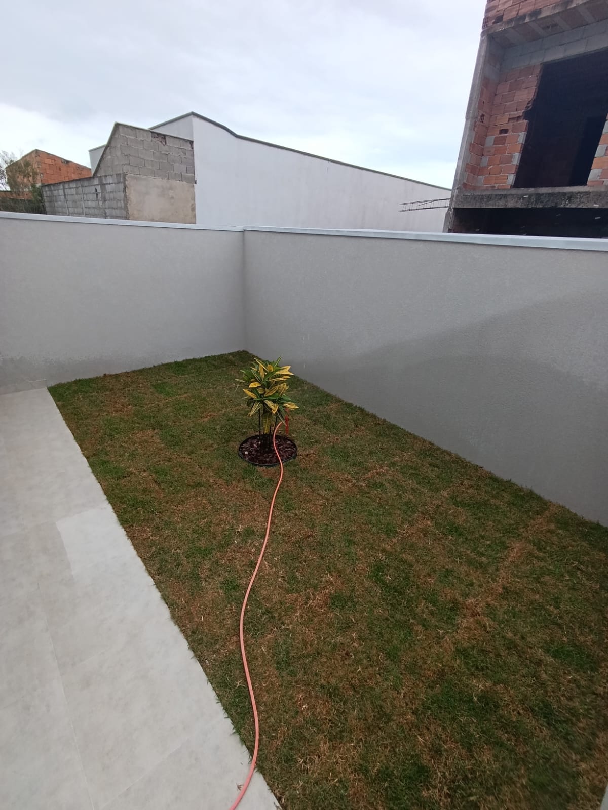 CAS261337 Casa assobradada em Itanhaém de esquina com 03 dormitórios e área gourmet