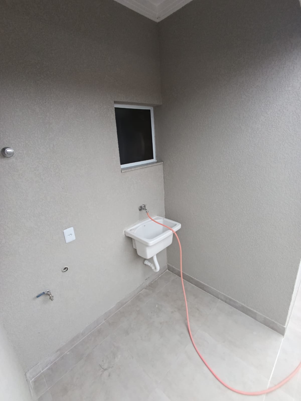 CAS261337 Casa assobradada em Itanhaém de esquina com 03 dormitórios e área gourmet