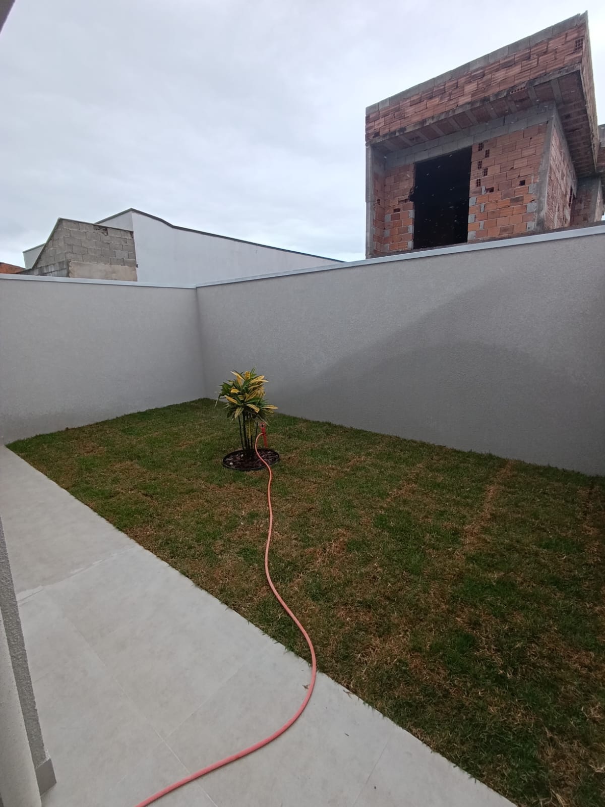 CAS261337 Casa assobradada em Itanhaém de esquina com 03 dormitórios e área gourmet