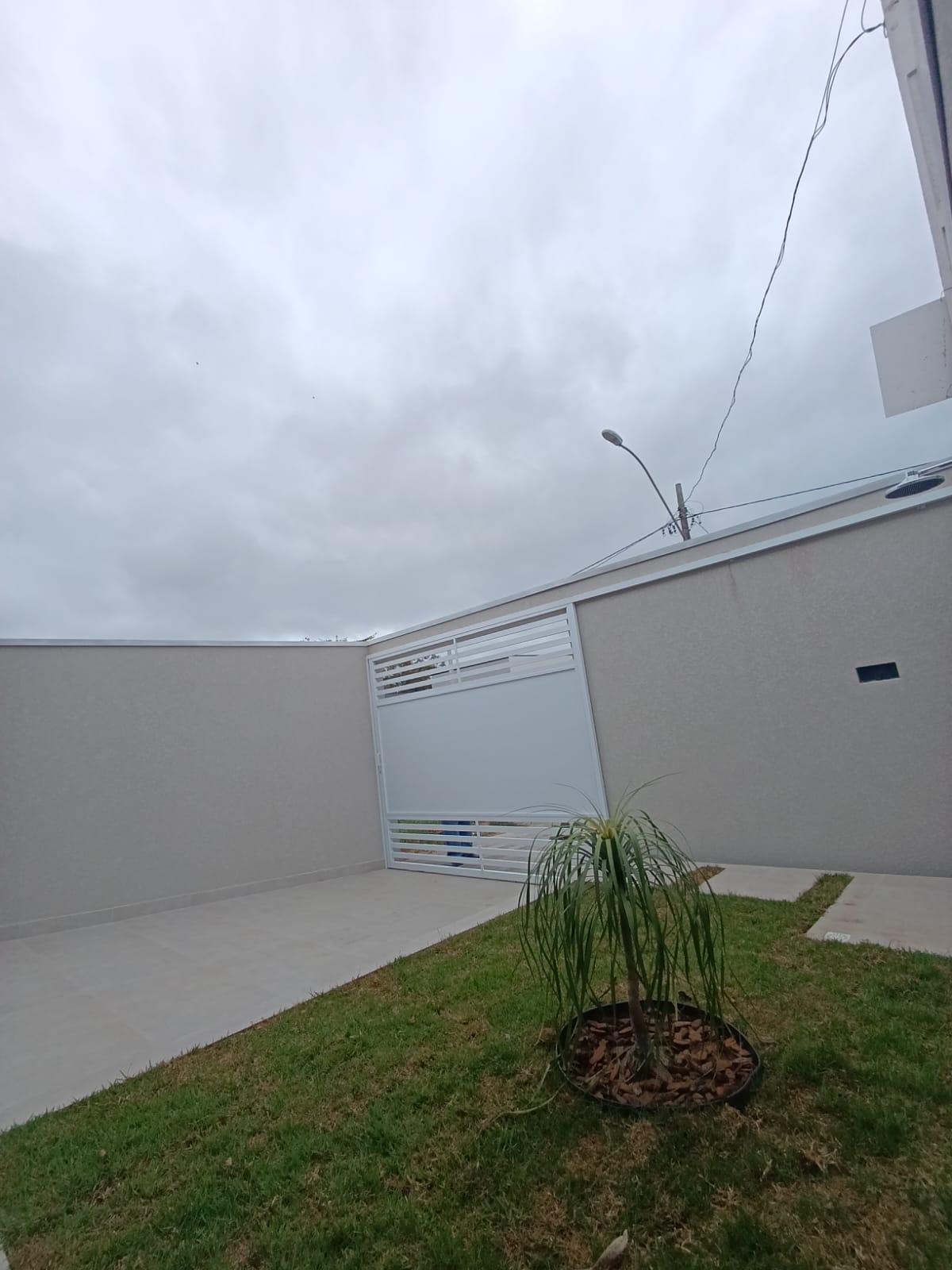 CAS261337 Casa assobradada em Itanhaém de esquina com 03 dormitórios e área gourmet