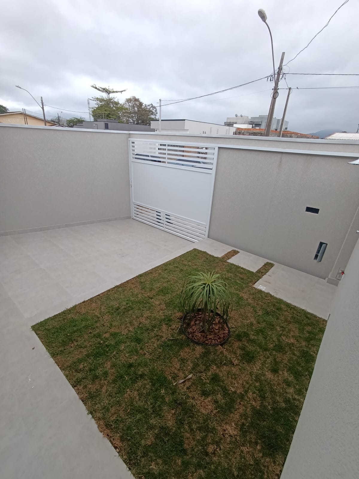 CAS261337 Casa assobradada em Itanhaém de esquina com 03 dormitórios e área gourmet