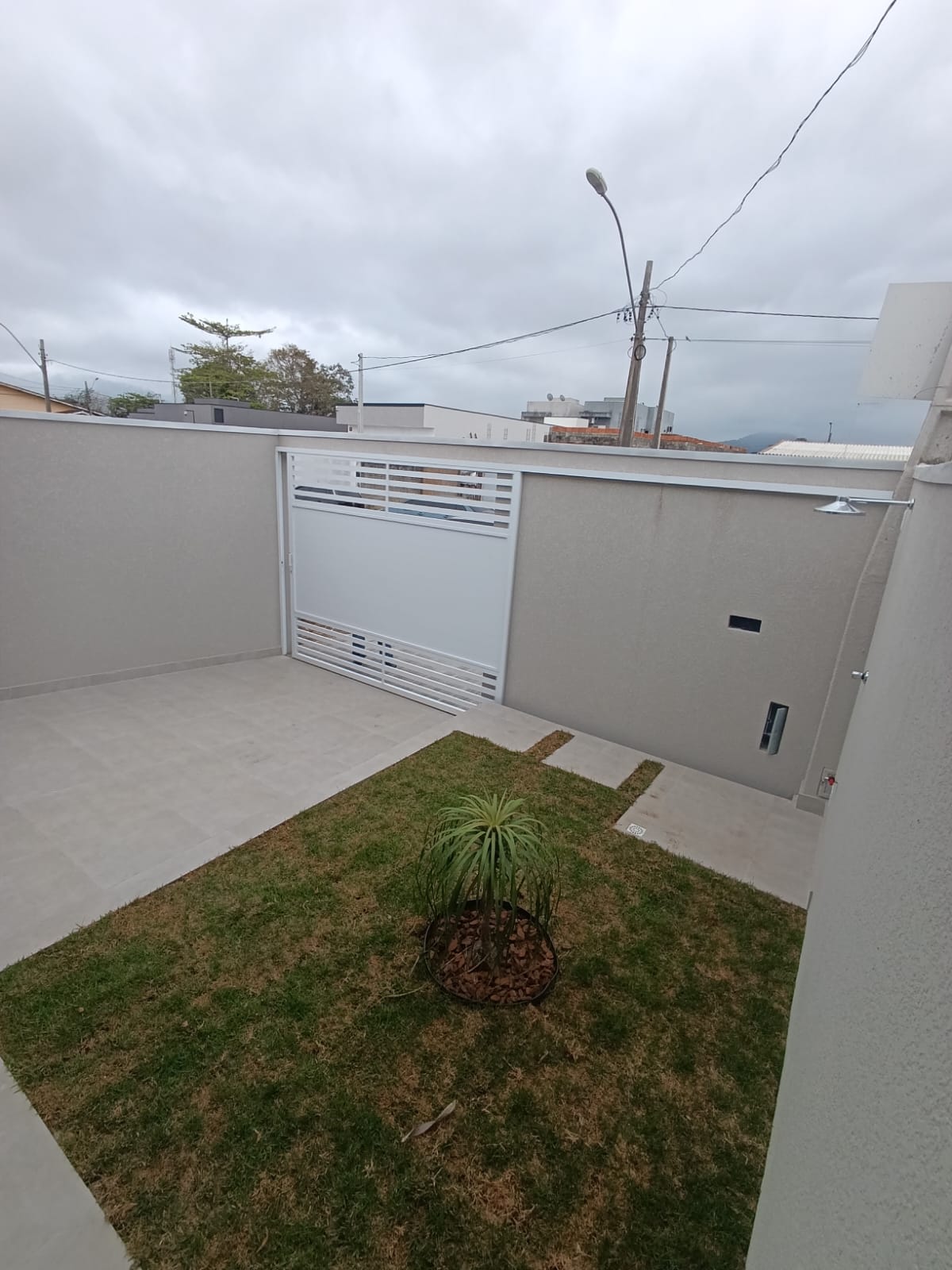 CAS261337 Casa assobradada em Itanhaém de esquina com 03 dormitórios e área gourmet