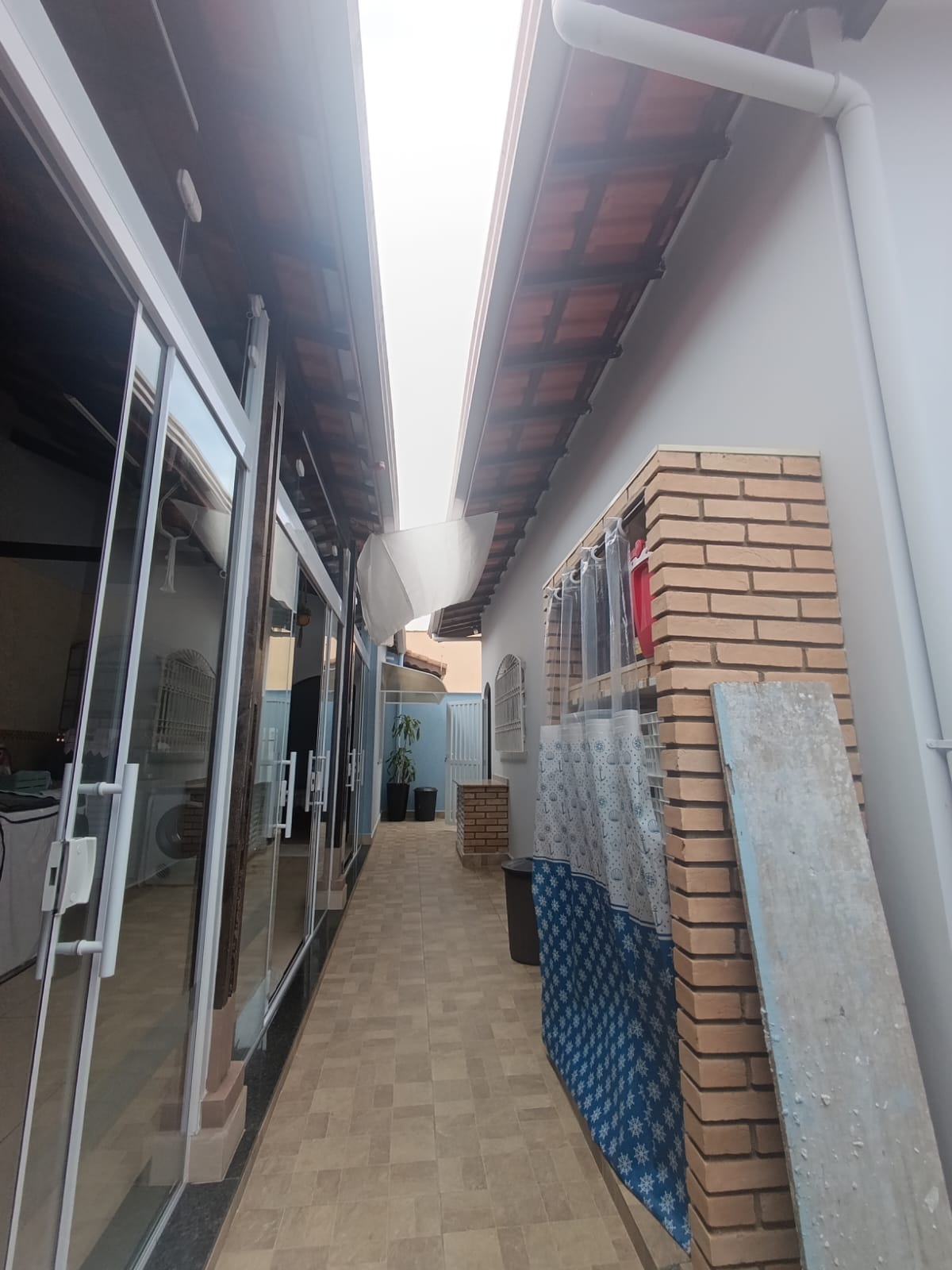 CAS261358 Casa de Esquina no Suarão Itanhaém – 03 Dormitórios com Edícula e Móveis Planejados