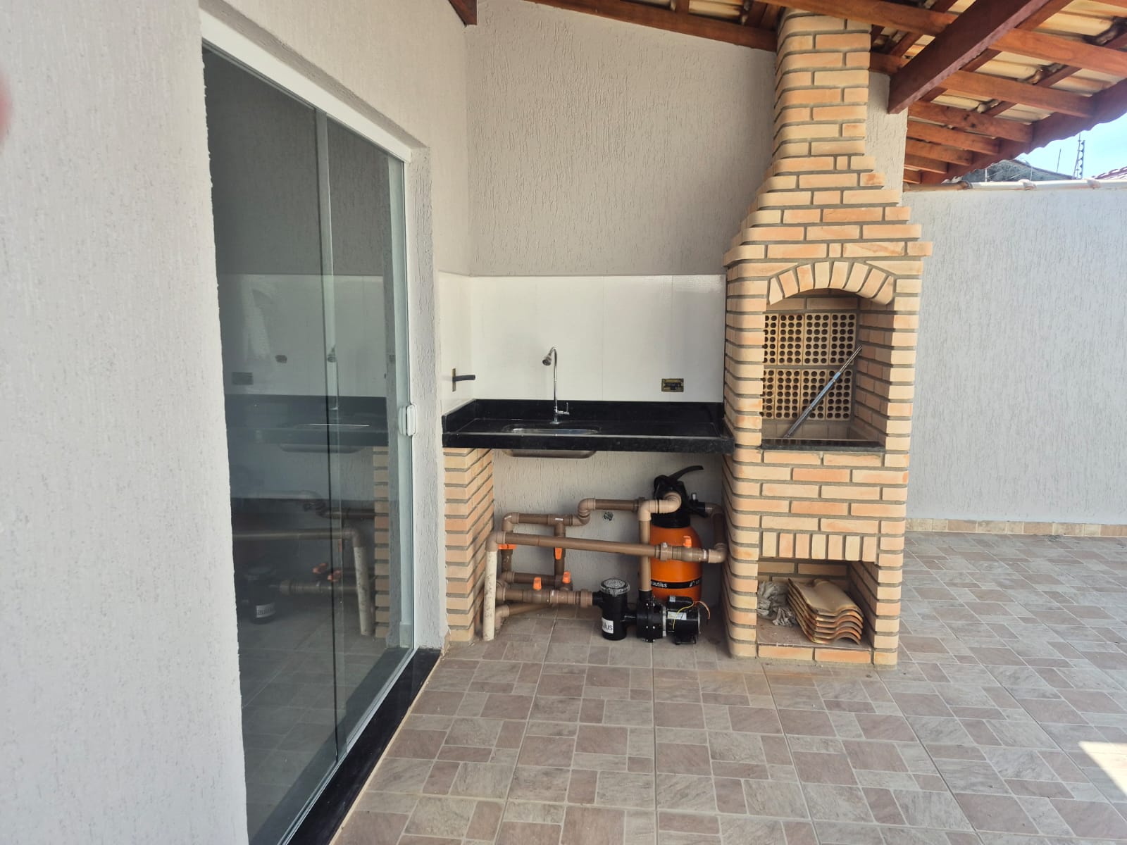 261392 Casa Pronta no Grandesp Itanhaém Lado Praia – 02 Dormitórios e Piscina