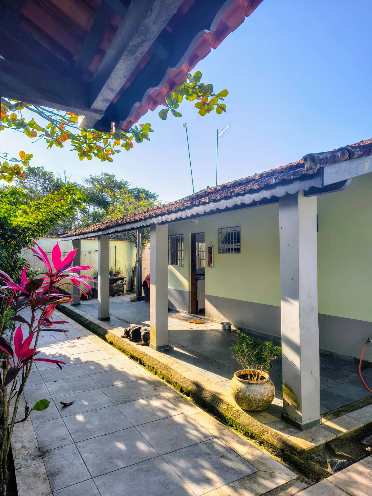 CAS261397 Casa Reformada no Satélite Itanhaém – 02 Dormitórios a 70m da Praia