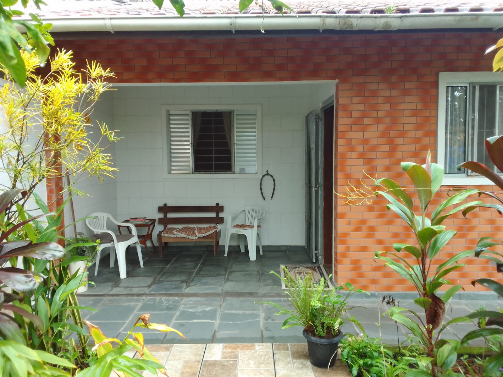 CAS261398 Casa de Terreno Inteiro em Itanhaém – 02 Dormitórios e Quintal Amplo