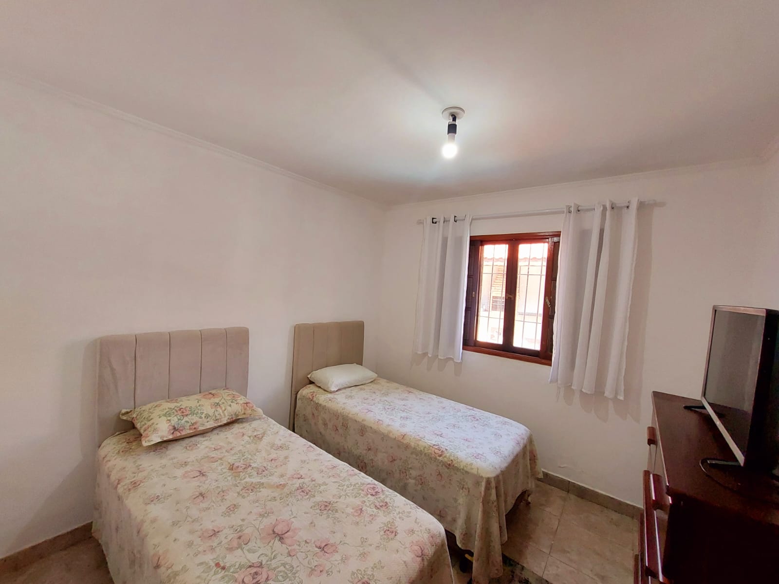CAS261400 Casa Reformada com Piscina a 280m da Praia – Semimobiliada e com Edícula