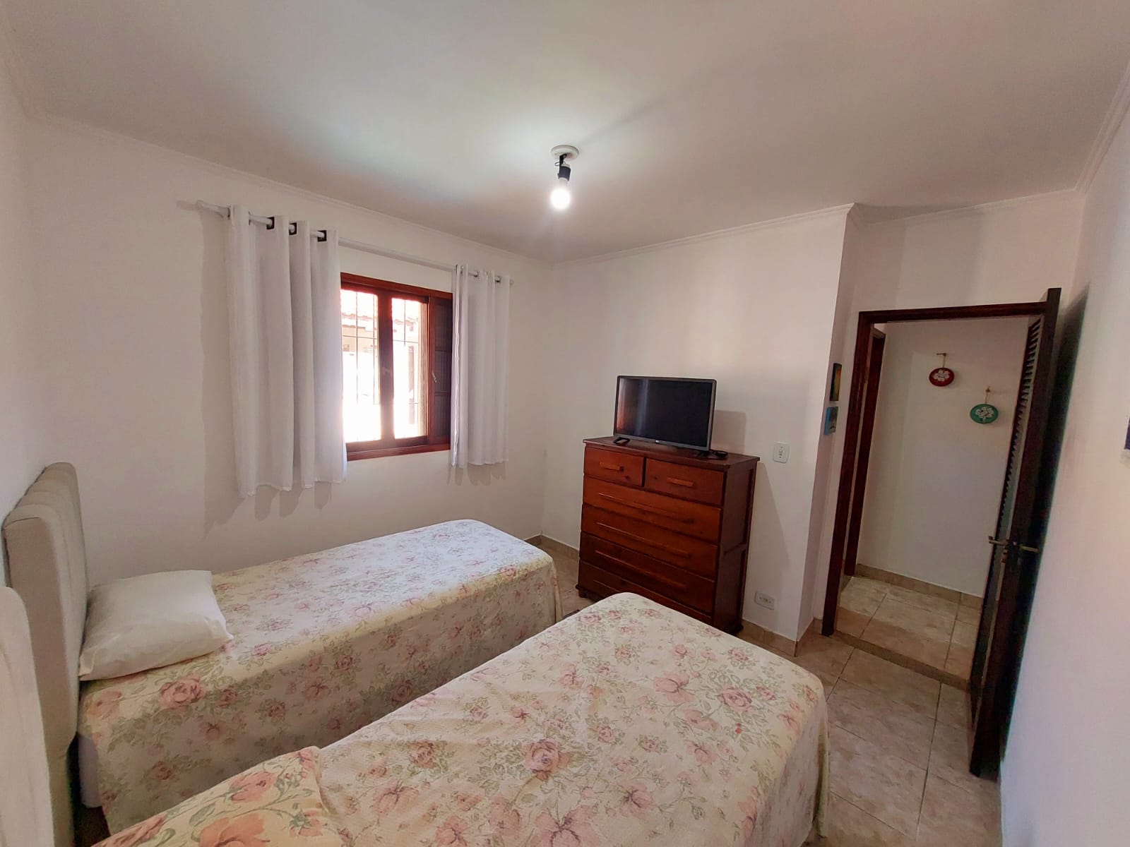 CAS261400 Casa Reformada com Piscina a 280m da Praia – Semimobiliada e com Edícula