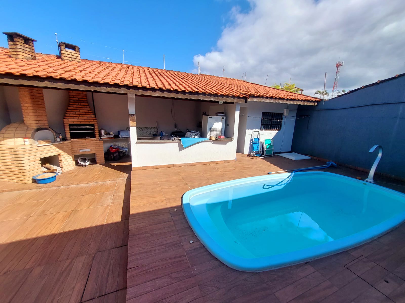 CAS261400 Casa Reformada com Piscina a 280m da Praia – Semimobiliada e com Edícula