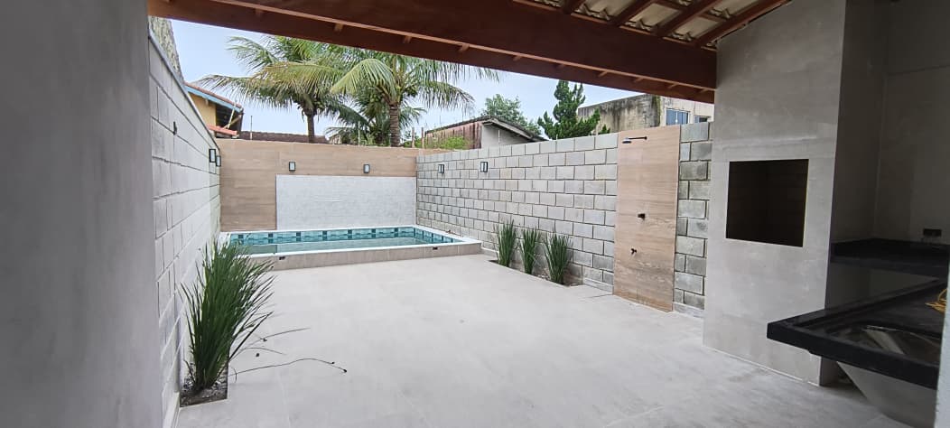 -CAS261402 Casa Térrea com 02 Salas em Itanhaém – Quintal Amplo com Espaço para Piscina