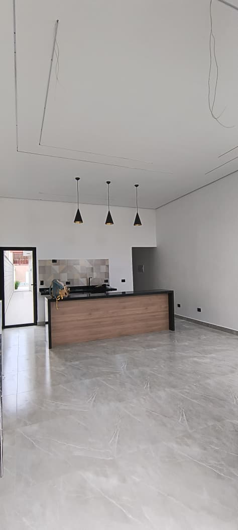 -CAS261402 Casa Térrea com 02 Salas em Itanhaém – Quintal Amplo com Espaço para Piscina