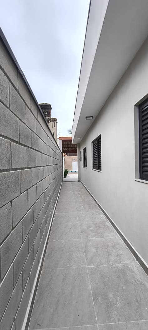 -CAS261402 Casa Térrea com 02 Salas em Itanhaém – Quintal Amplo com Espaço para Piscina