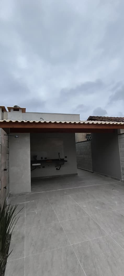 -CAS261402 Casa Térrea com 02 Salas em Itanhaém – Quintal Amplo com Espaço para Piscina