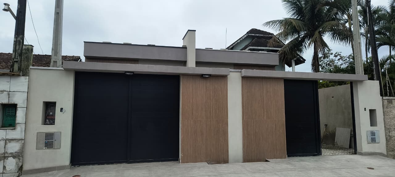 -CAS261402 Casa Térrea com 02 Salas em Itanhaém – Quintal Amplo com Espaço para Piscina