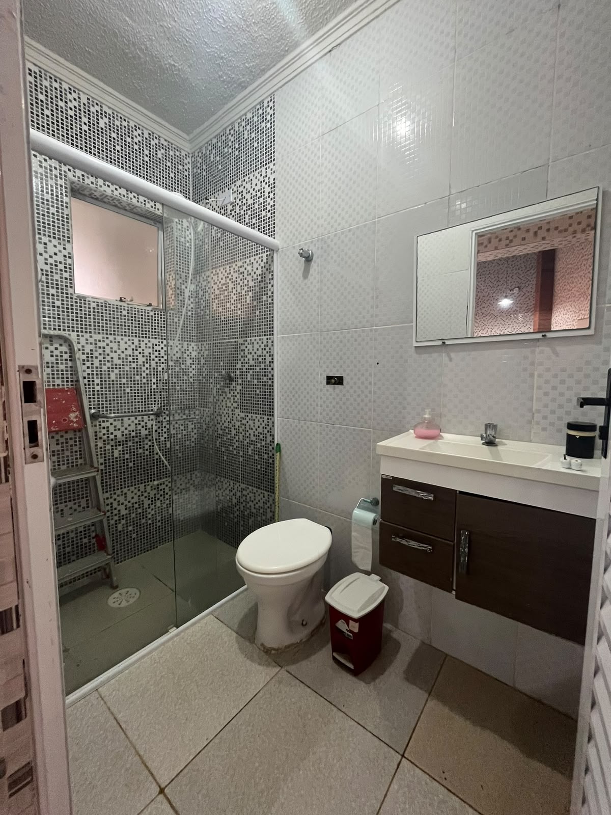 CAS261406 Casa Porteira Fechada nos Campos Elíseos Itanhaém – 05 Dormitórios com Piscina a 50m da Praia