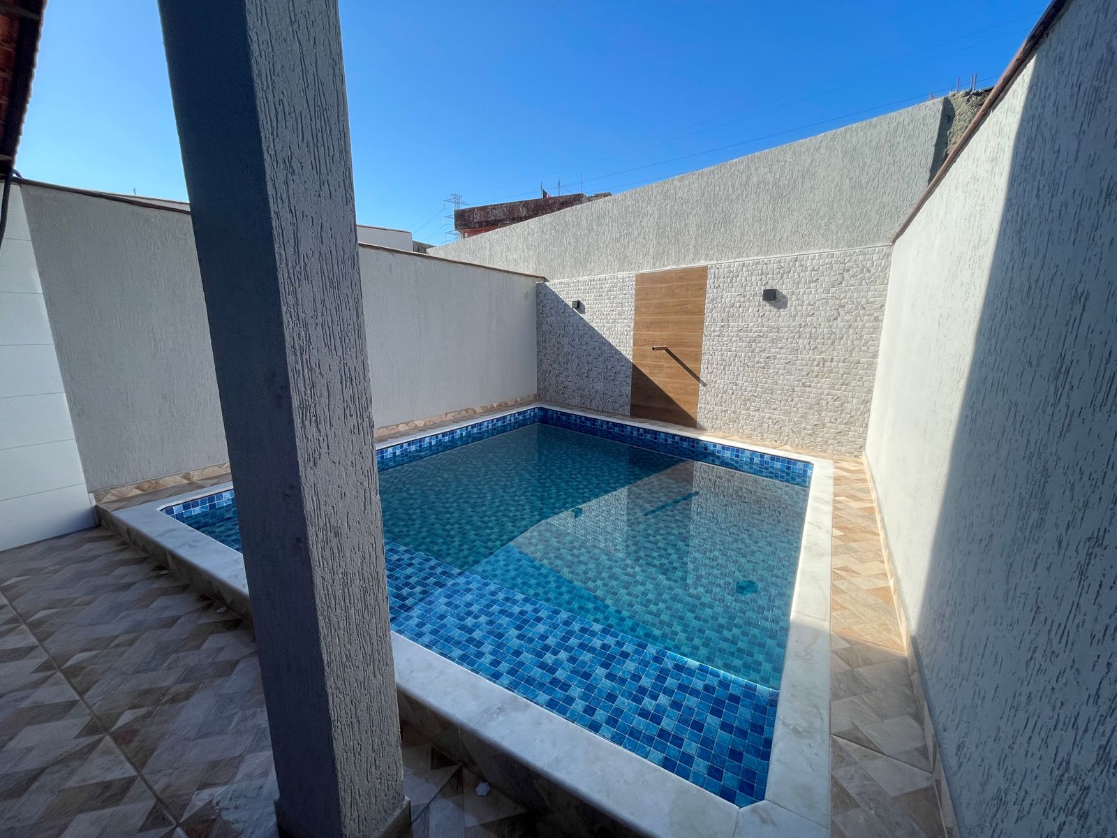 CASA NOVA COM PISCINA PARA VENDA NA PRAIA, NO SUARÃO A 500 METROS DO MAR EM ITANHAÉM/SP