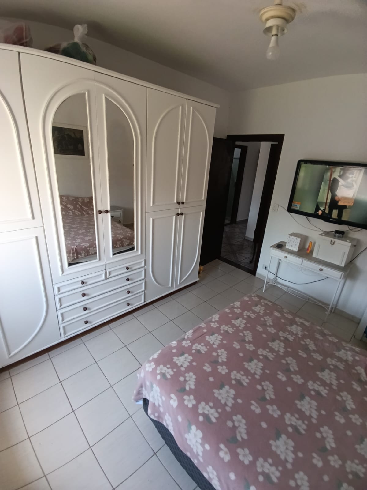 VENHA MORAR NESTA ACONCHEGANTE E ESPAÇOSA CASA PARA VENDA NO SUARÃO A 400 METROS DO MAR EM ITANHAÉM/SP