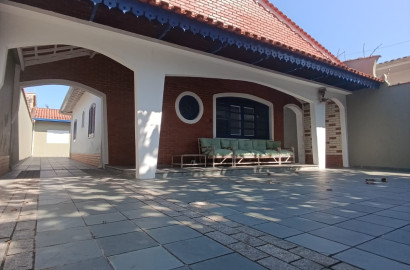 Casa para venda na praia com 03 dormitórios e edícula