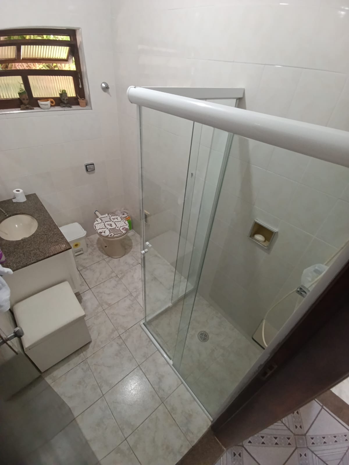 VENHA MORAR NESTA ACONCHEGANTE E ESPAÇOSA CASA PARA VENDA NO SUARÃO A 400 METROS DO MAR EM ITANHAÉM/SP