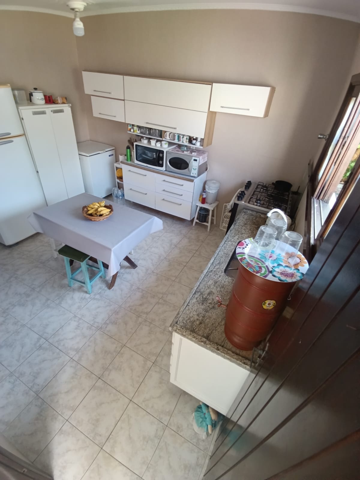 VENHA MORAR NESTA ACONCHEGANTE E ESPAÇOSA CASA PARA VENDA NO SUARÃO A 400 METROS DO MAR EM ITANHAÉM/SP