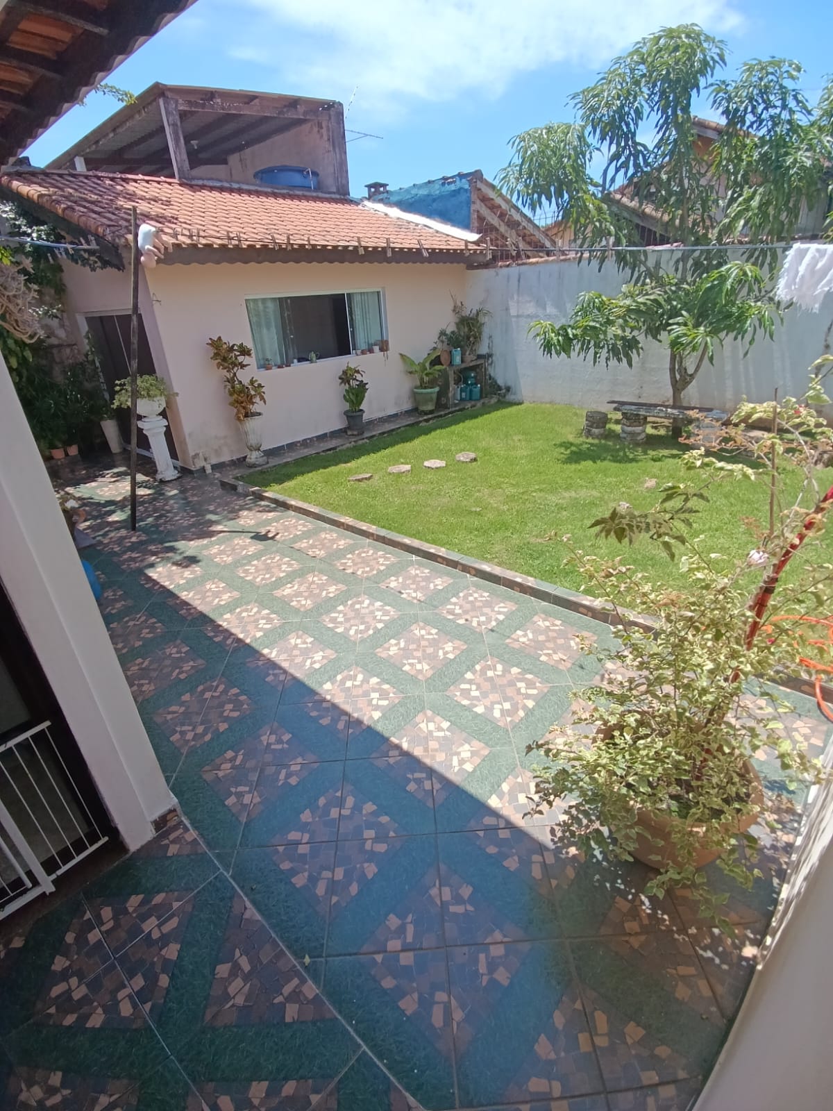 VENHA MORAR NESTA ACONCHEGANTE E ESPAÇOSA CASA PARA VENDA NO SUARÃO A 400 METROS DO MAR EM ITANHAÉM/SP