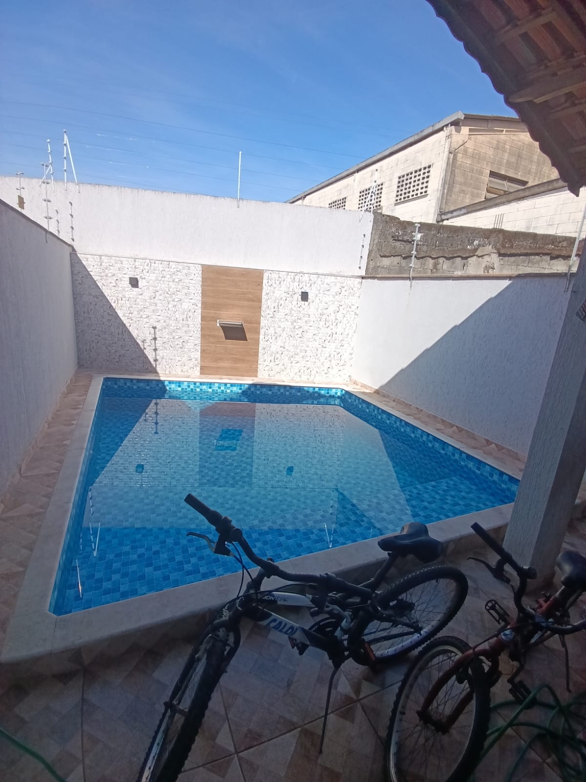 CASA NOVA COM PISCINA PARA VENDA NA PRAIA, NO SUARÃO A 500 METROS DO MAR EM ITANHAÉM/SP