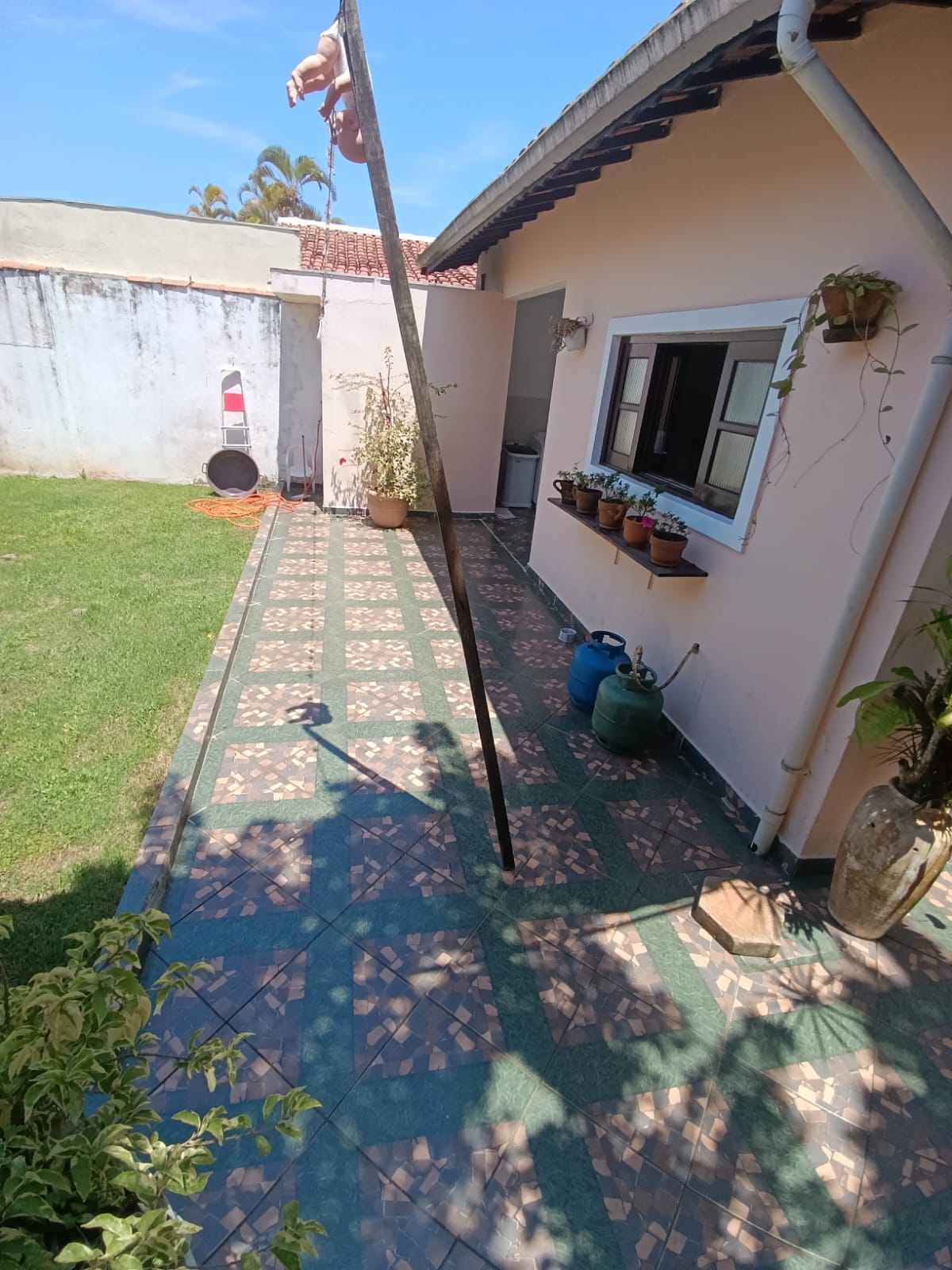 VENHA MORAR NESTA ACONCHEGANTE E ESPAÇOSA CASA PARA VENDA NO SUARÃO A 400 METROS DO MAR EM ITANHAÉM/SP