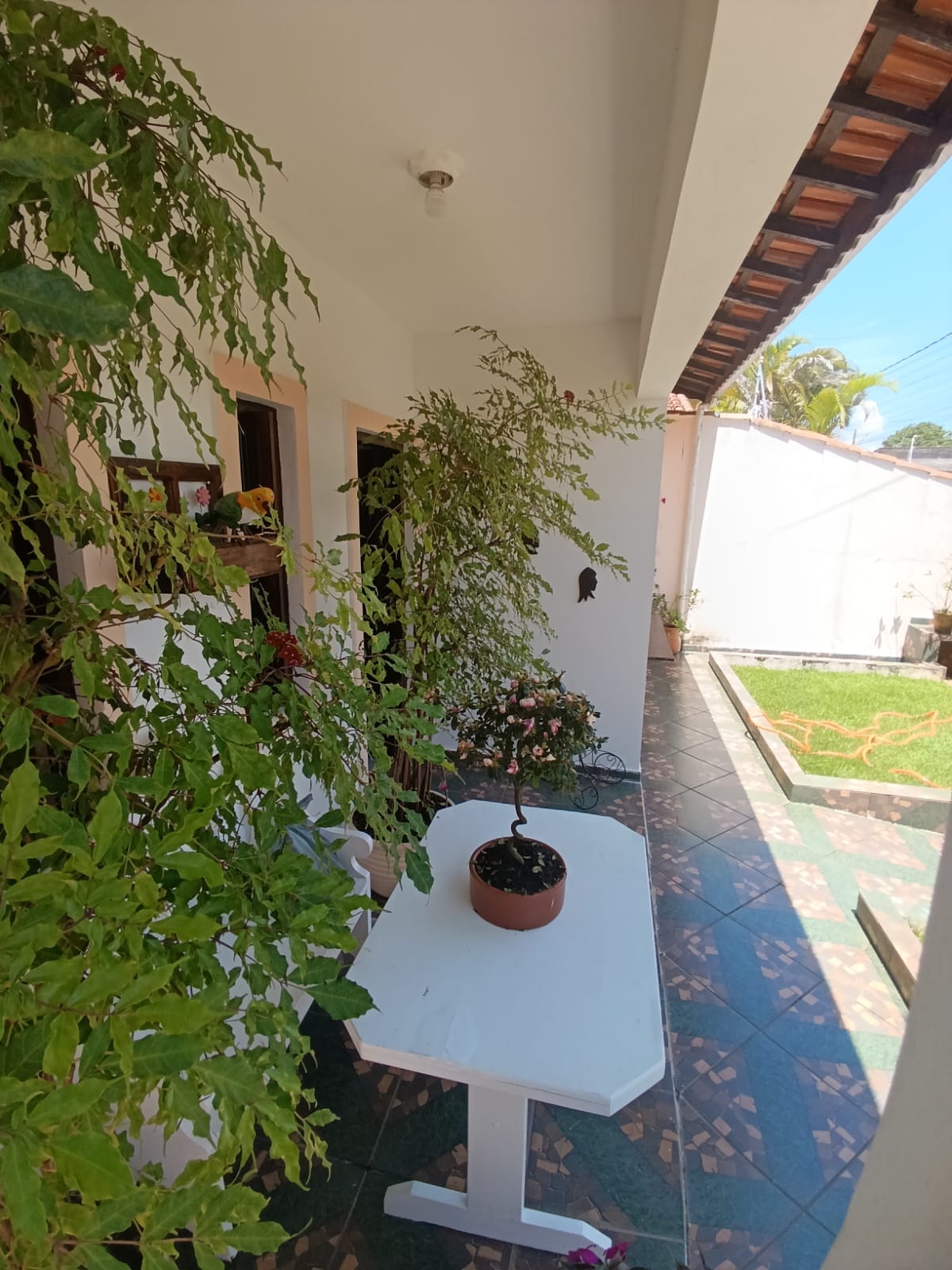 VENHA MORAR NESTA ACONCHEGANTE E ESPAÇOSA CASA PARA VENDA NO SUARÃO A 400 METROS DO MAR EM ITANHAÉM/SP