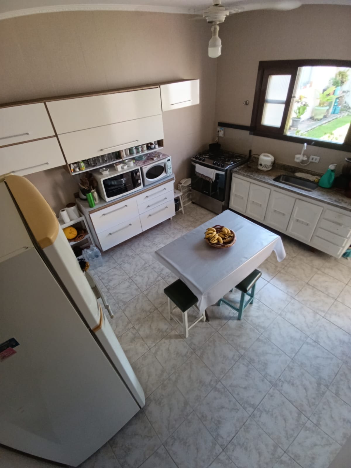 VENHA MORAR NESTA ACONCHEGANTE E ESPAÇOSA CASA PARA VENDA NO SUARÃO A 400 METROS DO MAR EM ITANHAÉM/SP