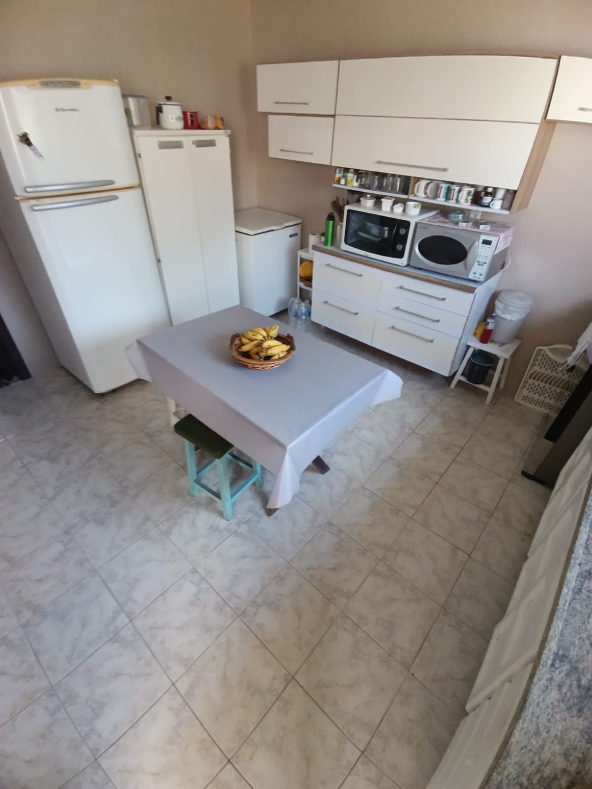 VENHA MORAR NESTA ACONCHEGANTE E ESPAÇOSA CASA PARA VENDA NO SUARÃO A 400 METROS DO MAR EM ITANHAÉM/SP