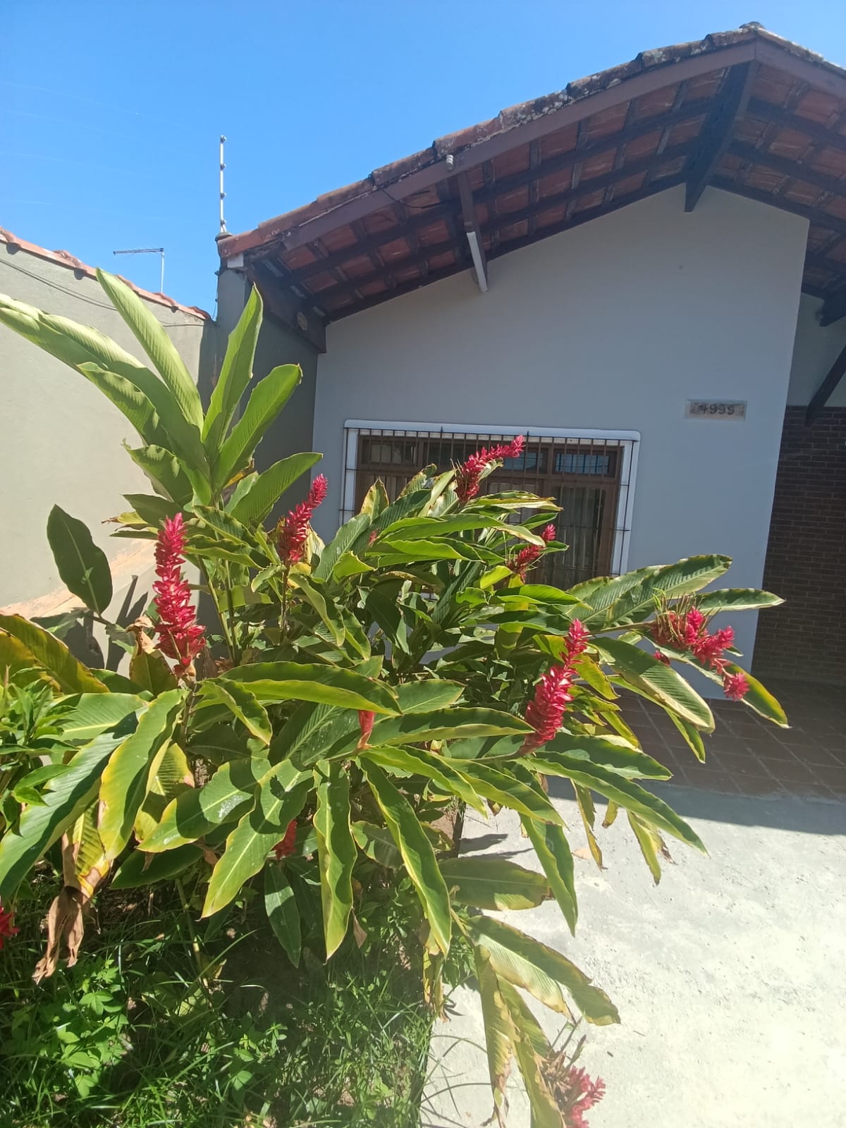 LINDA CASA PARA VENDA NA PRAIA A DUAS QUADRAS DO MAR EM ITANHAEM/SP