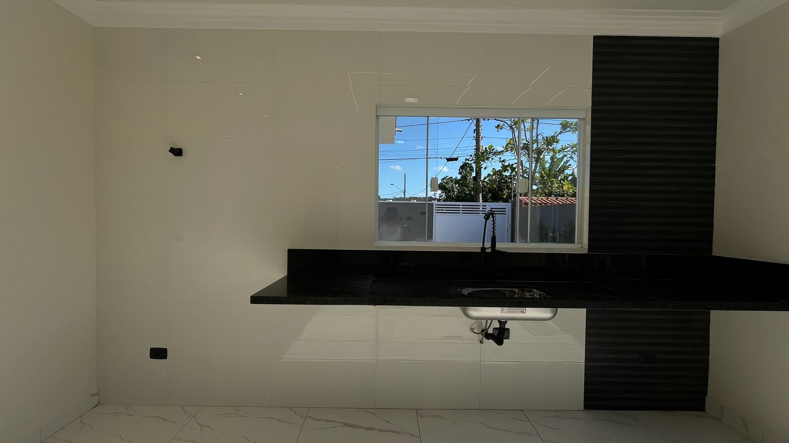 CASA NOVA EM ALTO PADRAO COM PISCINA E 02 DORMITORIOS NA PRAIA