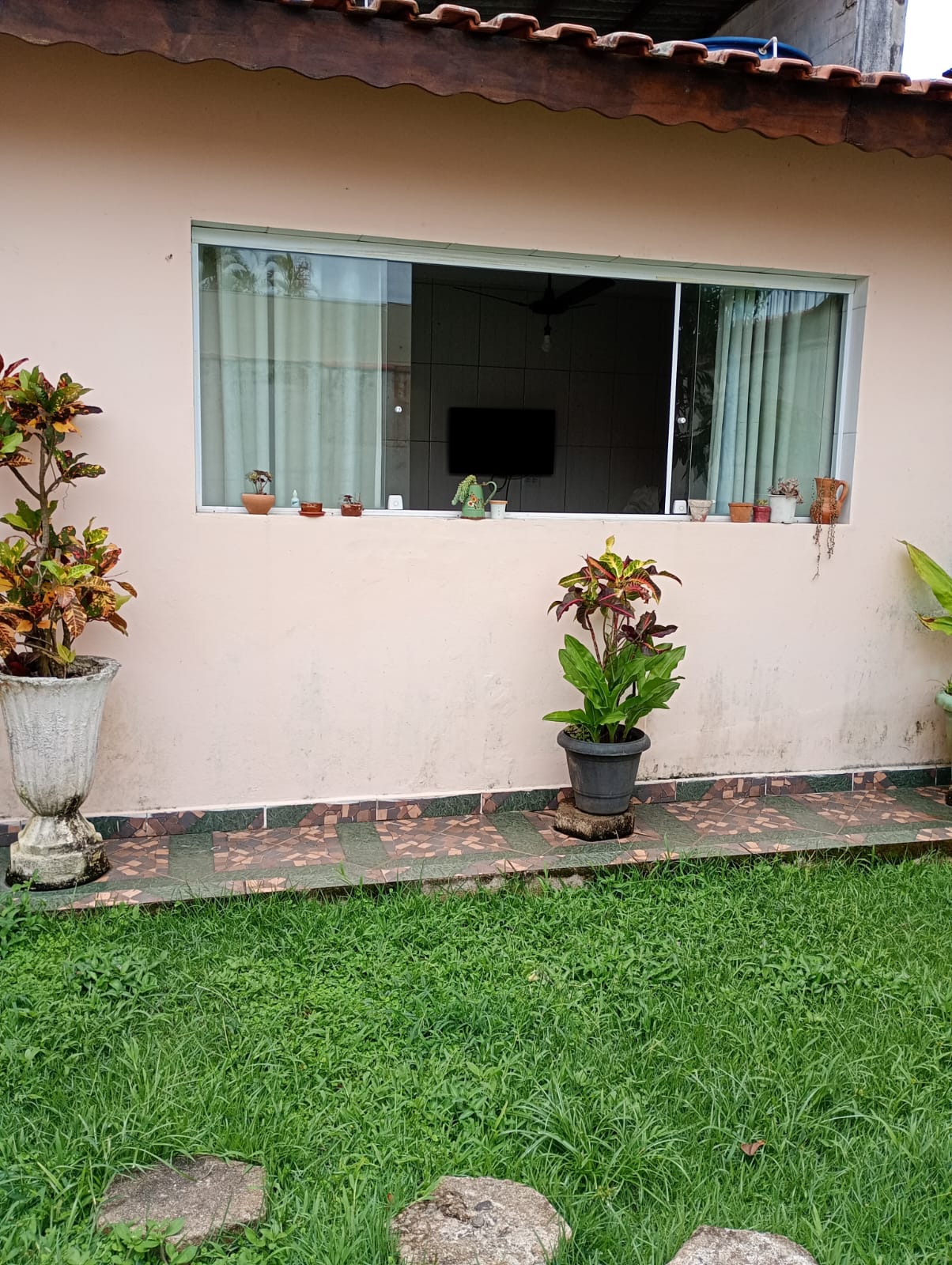 VENHA MORAR NESTA ACONCHEGANTE E ESPAÇOSA CASA PARA VENDA NO SUARÃO A 400 METROS DO MAR EM ITANHAÉM/SP