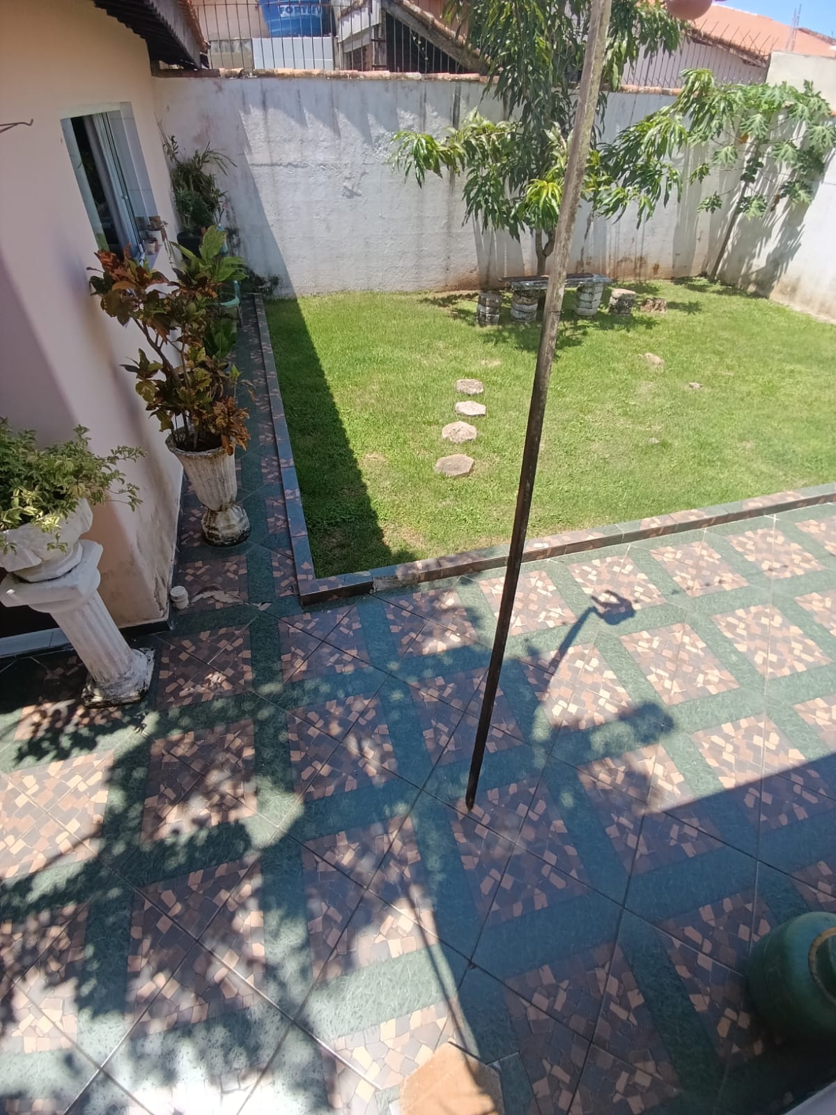 VENHA MORAR NESTA ACONCHEGANTE E ESPAÇOSA CASA PARA VENDA NO SUARÃO A 400 METROS DO MAR EM ITANHAÉM/SP