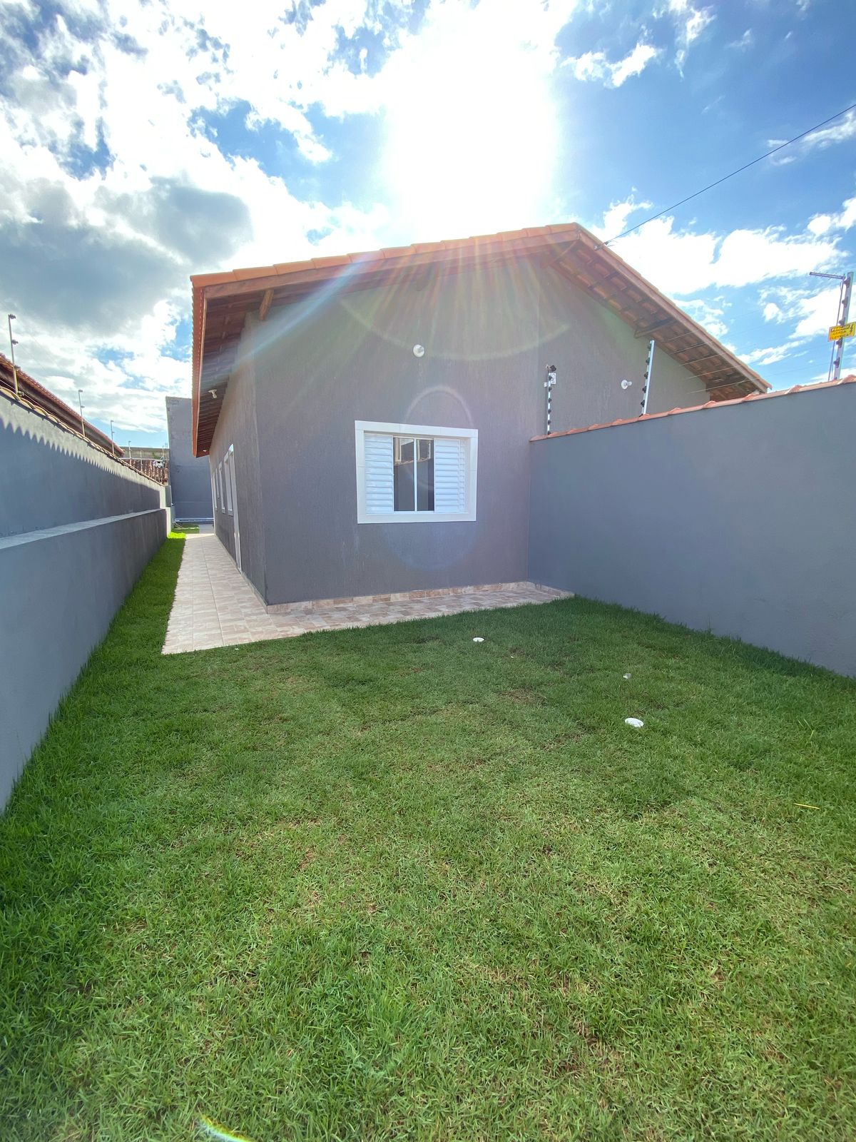 CASA NOVA COM PISCINA EM BAIRRO DE MORADORES NA PRAIA, NO JD JAMAICA A 1500 METROS DO MAR EM ITANHAÉM